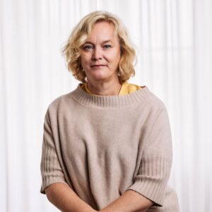 Anna edshage i beige kofta och gul undertröja