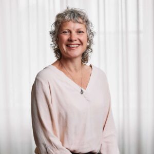 Anna walton i sittandes på en stol i blus