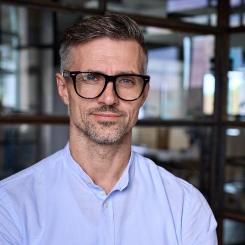 IT specialist kijkt recht in de camera