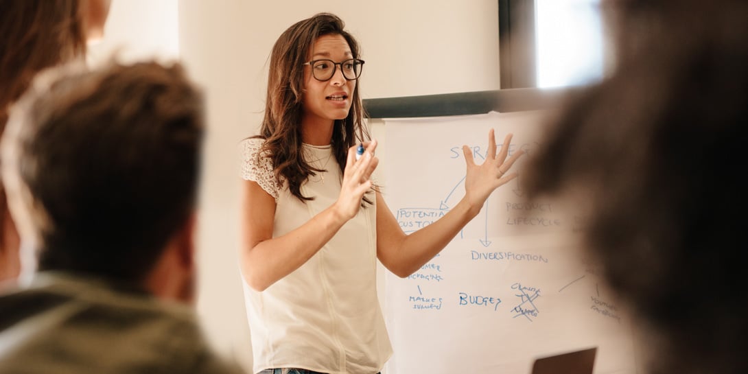 15-25 personer matchas noggrant in i en grupp där de hjälper varandra att bli bättre på det de gör, bli bättre ledare, fatta bättre beslut och leverera bättre resultat.