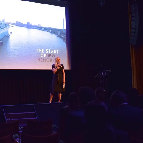 Vrouwelijke leider presenteert tijdens event