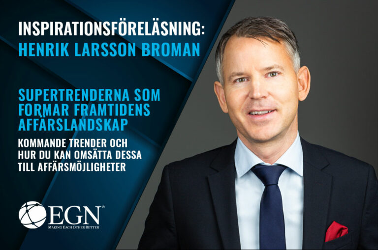 Henrik Larsson Broman i svart kostym med svart slips.