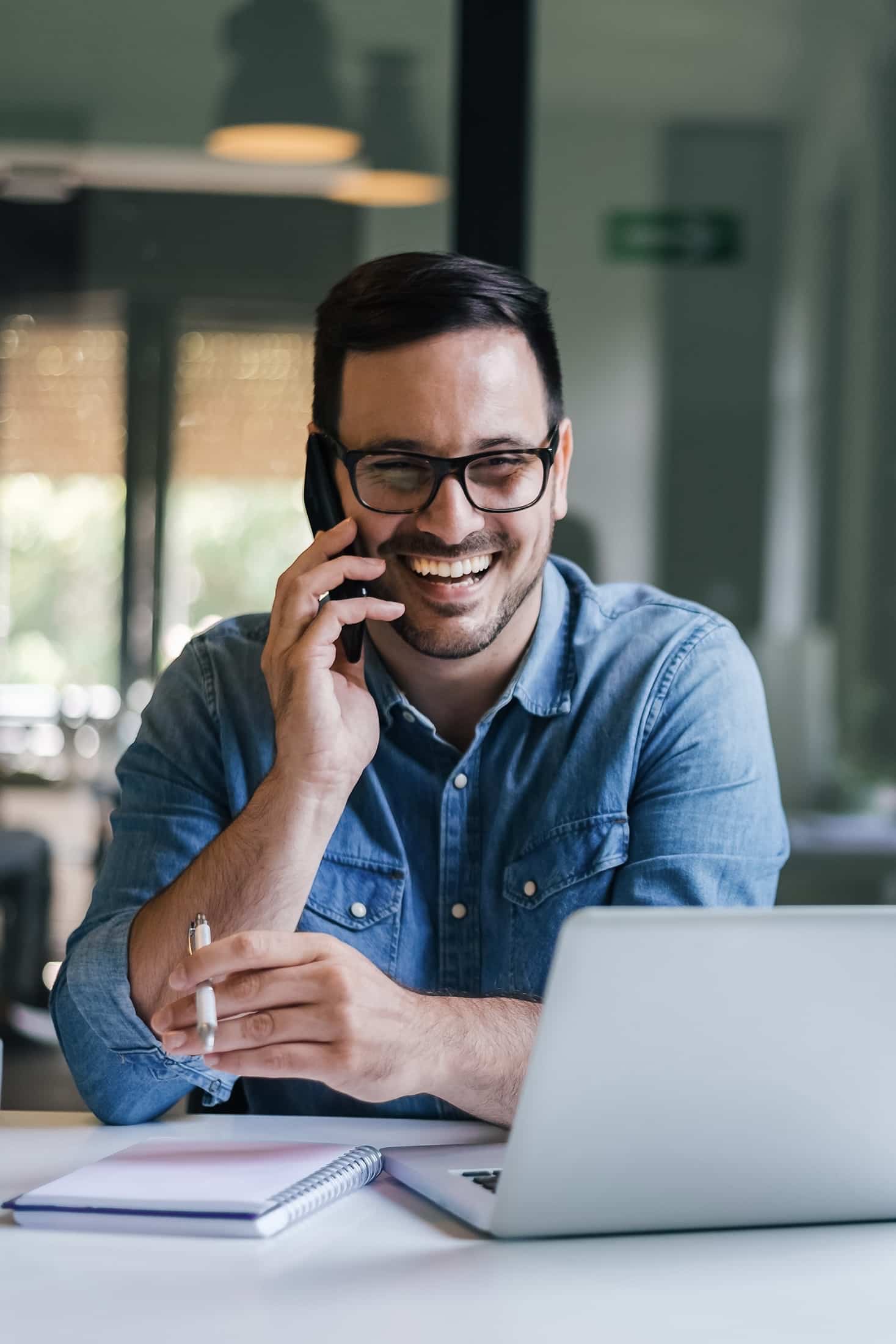 Person som samtalar i telefonoch representerar rollen som key account manager