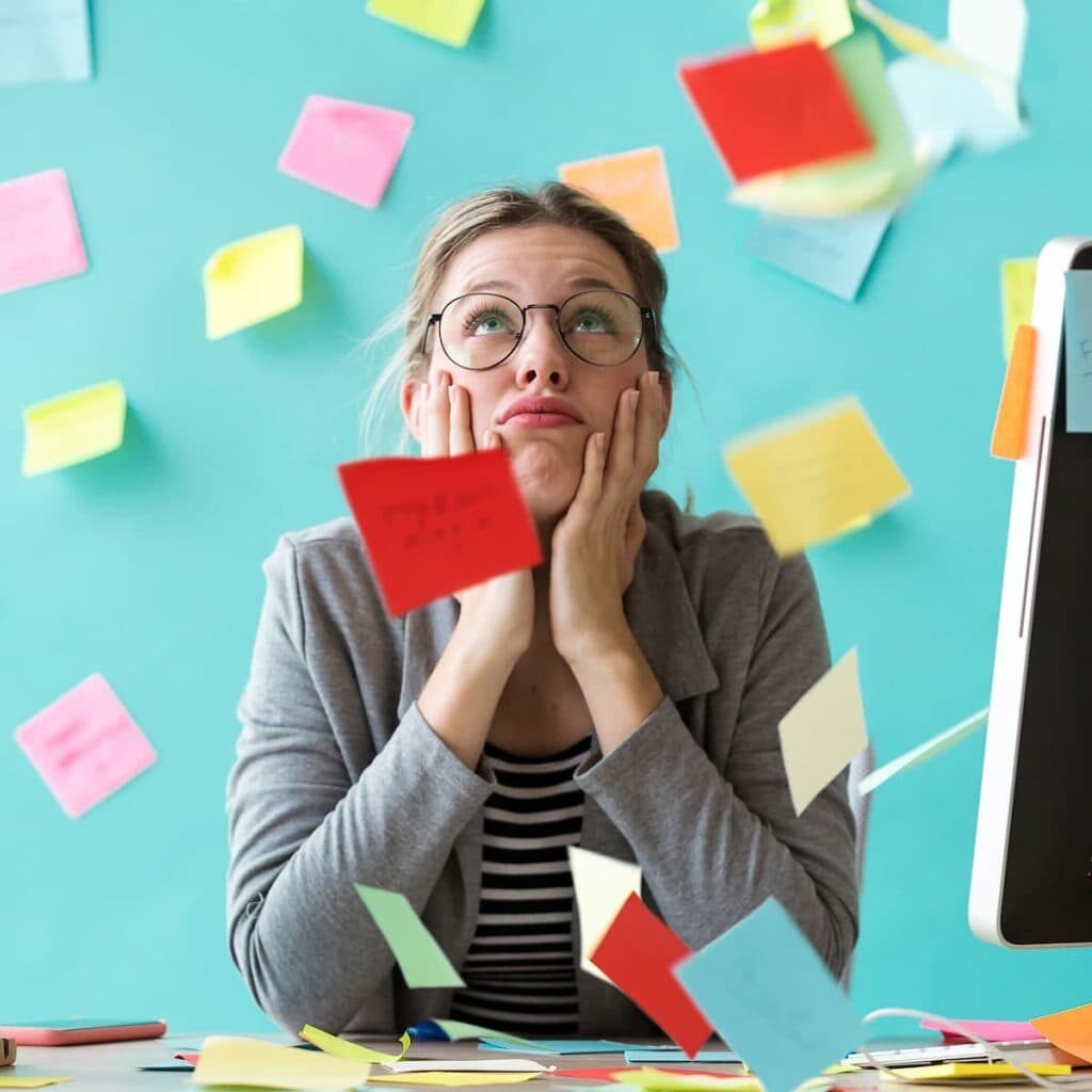 Vrouw kijkt bedenkelijk , om haar heen vliegen post-it blaadjes rond