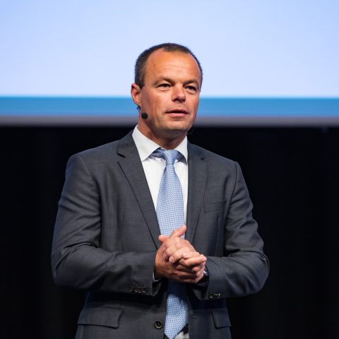 Zakelijke leider (man in pak met handsfree microfoon)