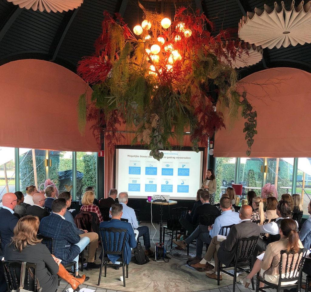 Netwerk meeting - groep mensen kijkt naar presentatie van de spreker