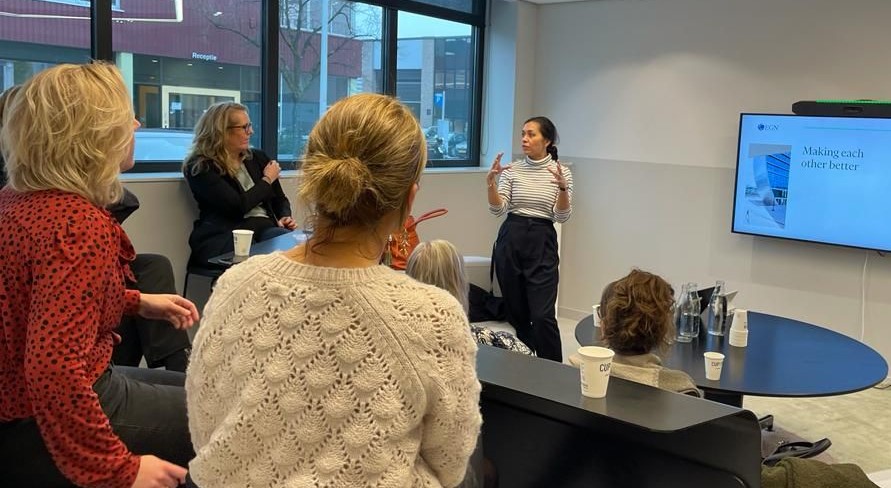 Netwerkmeeting EA groep - host staat voor de groep en spreekt