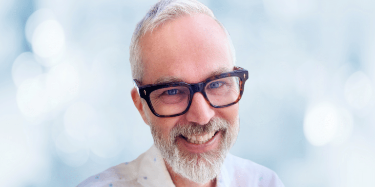 Bild på Johannes Bäckman, Vice Vd på husqvarna. Glasögon och leendes mot kameran