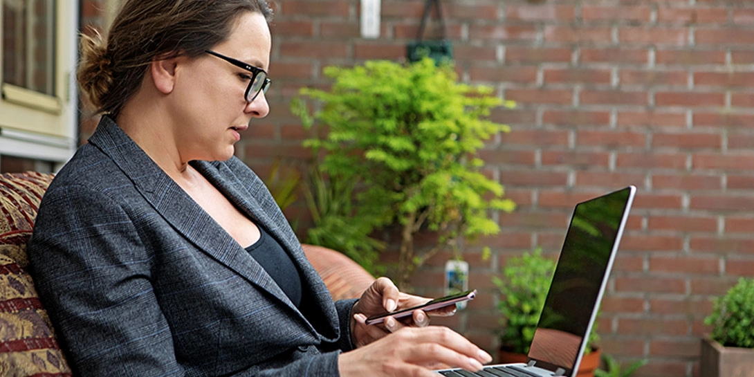 Forretningskvinde der altid er på